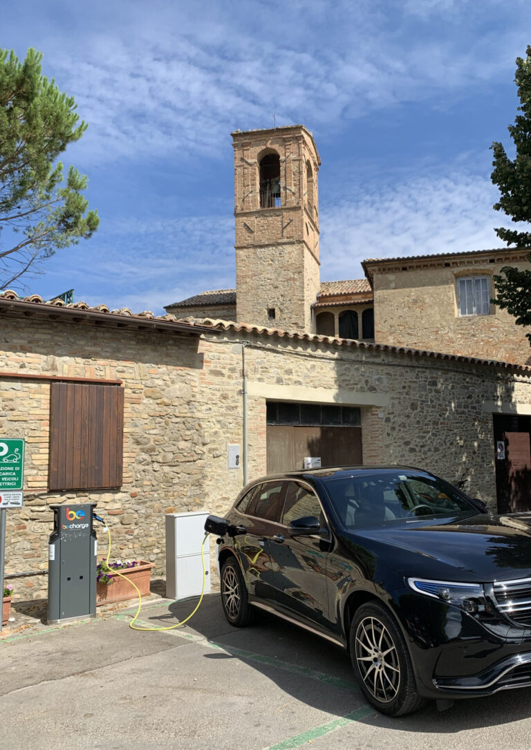 Montone – Si rafforza il servizio di trasporto con conducente tramite auto elettrica. Due le licenze rilasciate dal Comune. Una possibilità in più per i turisti del borgo che vogliono raggiungere altre città