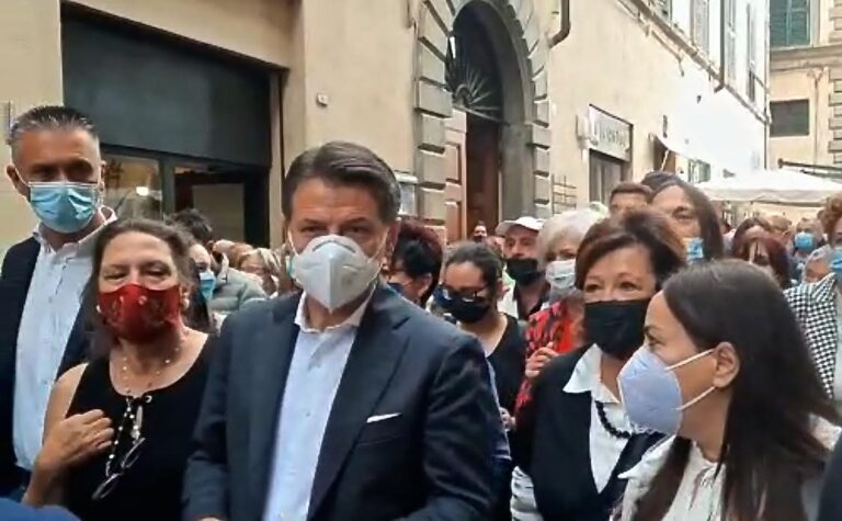 Piazza piena per Giuseppe Conte: “Luciana la scelta migliore. L’ex premier in centro storico a Città di Castello per sostenere la candidatura di Bassini