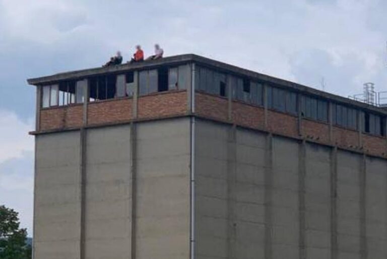 Salgono in cima ad un silos alto 30 metri, denunciati 5 adolescenti