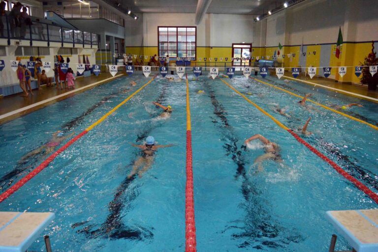 Domenica alla piscina comunale maratona di nuoto benefica di 12 ore contro il Covid-19 in omaggio agli operatori sanitari in prima linea contro la pandemia
