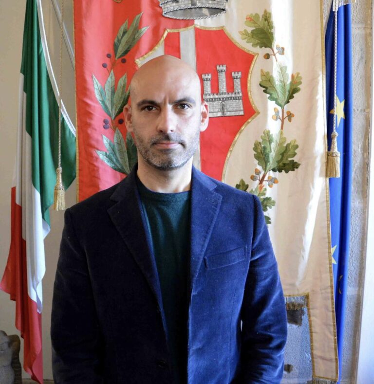 Primo giorno al fianco dei cittadini per il sindaco Luca Secondi, che ha incontrato i dipendenti della ex Fisadorelli in sciopero.”