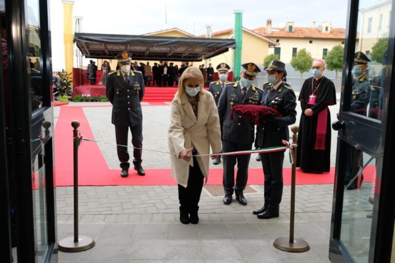 Il comandante generale della Guardia di Finanza, generale di corpo d’armata Giuseppe Zafarana, inaugura la nuova sede del comando provinciale di Arezzo.
