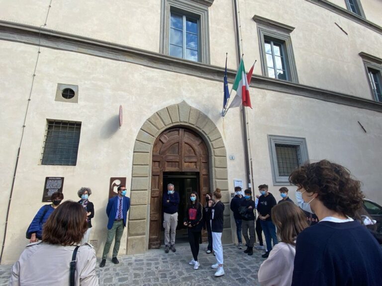 I libri e la città: tornano per le scuole superiori le passeggiate della Biblioteca comunale Carducci