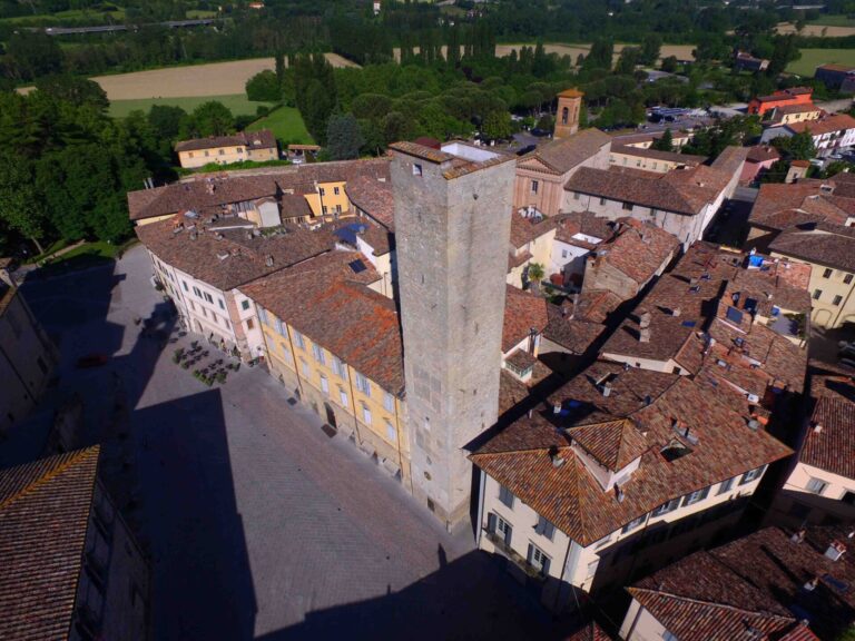 Torre civica illuminata di turchese per la Settimana Nazionale della Dislessia
