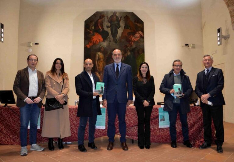Ioleggoperchè – Il sindaco Luca Secondi acquista un libro e domani lo donerà ad una biblioteca scolastica di Città di Castello. Annuncio nel corso della presentazione del romanzo di Giovanni Grasso