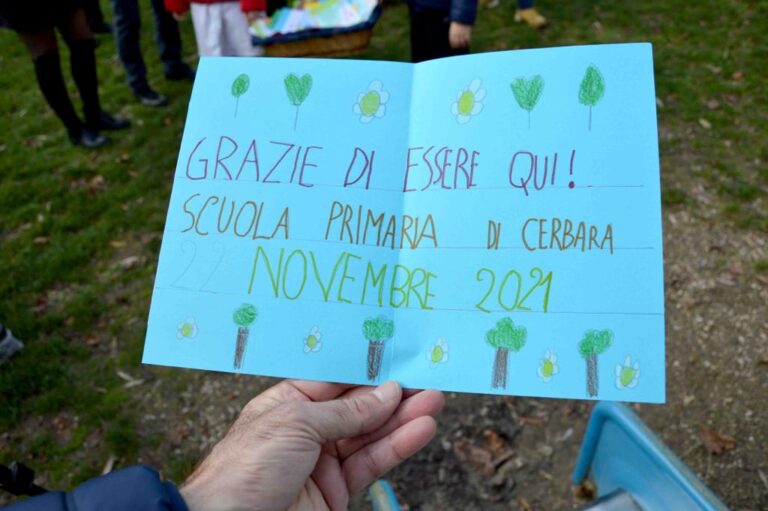 Un alberello di acero, una targa in legno nel giardino della scuola per ricordare Ivano Pescari. Oggi la cerimonia alla primaria di Cerbara