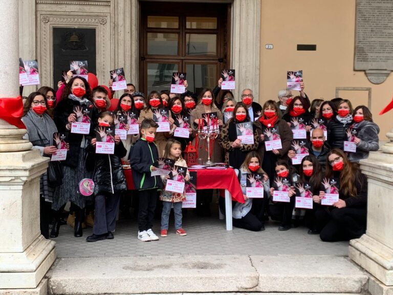 Città di Castello: La settimana dedicata alle iniziative della giornata internazionale contro la violenza sulle donne e’ proseguita questa mattina in piazza Matteotti, presso le Logge Bufalini con una performance artistico-musicale di grande effetto, seguita da tanta gente