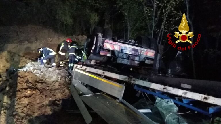 Incidente lungo la E45, autoarticolato si ribalta, morto il conducente