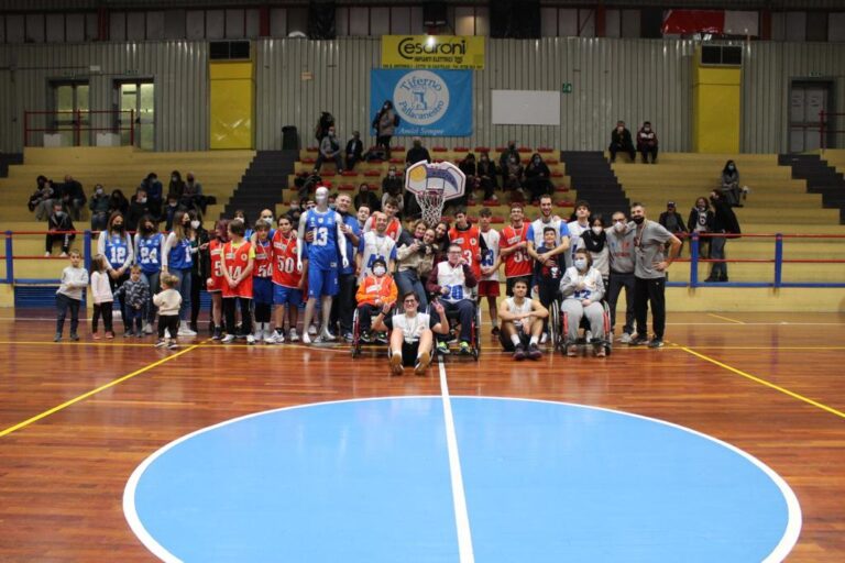 Città di Castello laboratorio nazionale del BaskIn: anche i bambini giocheranno alla pallacanestro inclusiva che mette insieme normodotati e persone con disabilità. Presentato il progetto della Tiferno Pallacanestro, dell’Usl Umbria 1, della Cooperativa La Rondine e dell’associazione I Fiori di Lillà