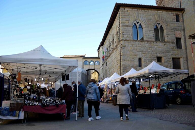 Città di Castello: Tanti tifernati stamattina tra i 200 ambulanti delle fiere di San Florido. Domani per Retrò 118 espositori e negozi aperti nel centro storico.