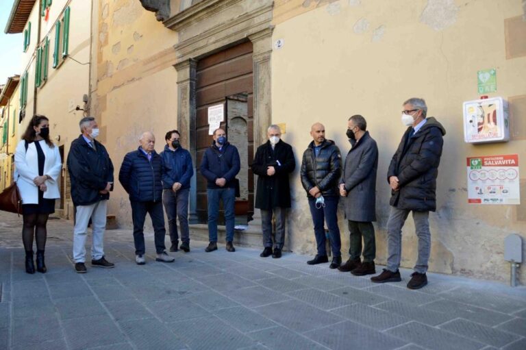 Generosità in cambio di generosità: la Caritas diocesana dona un defibrillatore semiautomatico alla comunità di Città di Castello