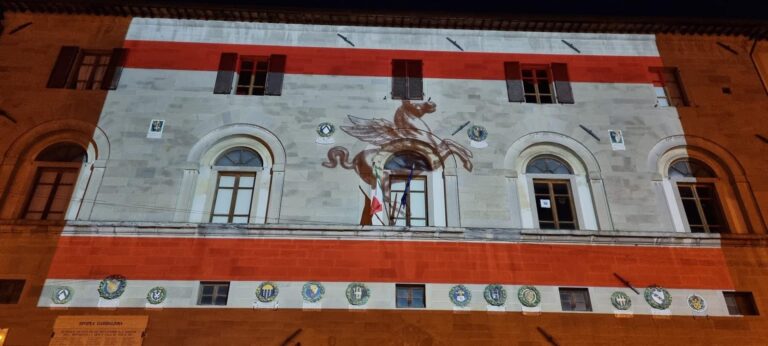 Sansepolcro: Festa della Toscana, Palazzo Pretorio illuminato dalla bandiera