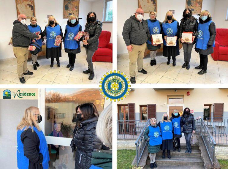 Gli auguri di Natale dell’Inner Wheel Club di Sansepolcro agli anziani della struttura “Residence Valtiberina” di San Giustino Umbro. Donati sei dispositivi di supporto addominale per poltrona/sedia a rotelle e i panettoni solidali della Croce Rossa Italiana.
