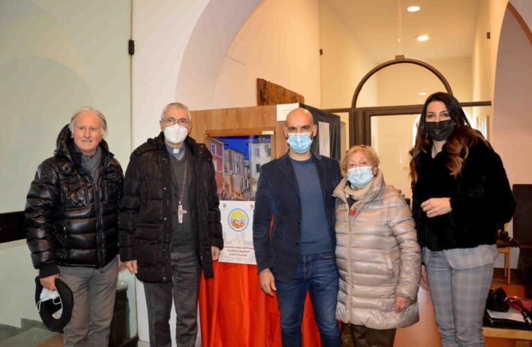 Il legame con i presepi più forte della pandemia: allestite in Comune due rappresentazioni della natività per dare continuità alla Mostra Internazionale di Arte Presepiale, fermata anche quest’anno dal Covid-19. Omaggiata insieme alla vedova la memoria dell’artista Giulio Mariucci