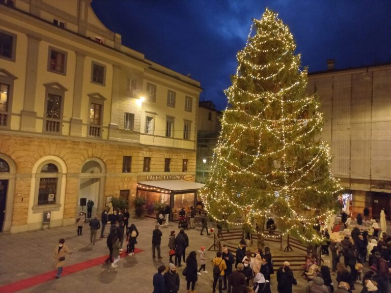Accese le luminarie del centro storico di Città di Castello: via agli eventi di “Natale in città”