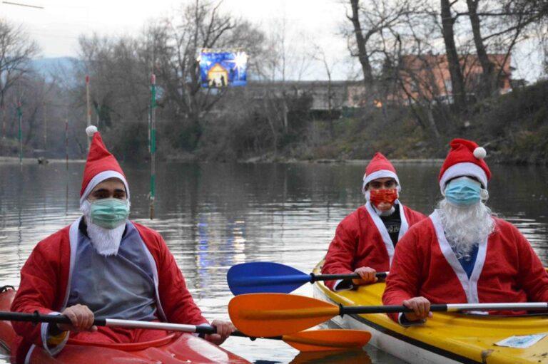 Auguri “speciali” da Città di Castello con le immagini della discesa sul fiume tevere dei babbi natale in canoa, evento unico in Italia