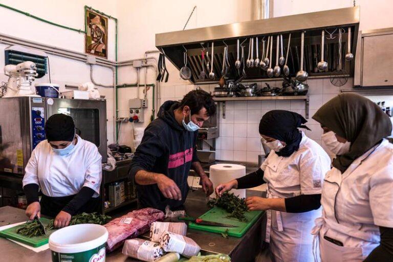 Migrazione, in una mostra fotografica storie di inclusione sociale grazie all’agricoltura. L’esperienza dei laboratori di Milano, Perugia e Ragusa nel progetto triennale “Coltiviamo l’integrazione” raccontata in un sito e in un documentario web