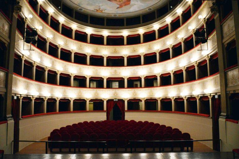 Stagione di prosa del Teatro degli Illuminati: da domani la prelazione per i vecchi abbonati. Già prenotabili i biglietti dello spettacolo Raffaello, il figlio del vento, presentato fuori abbonamento