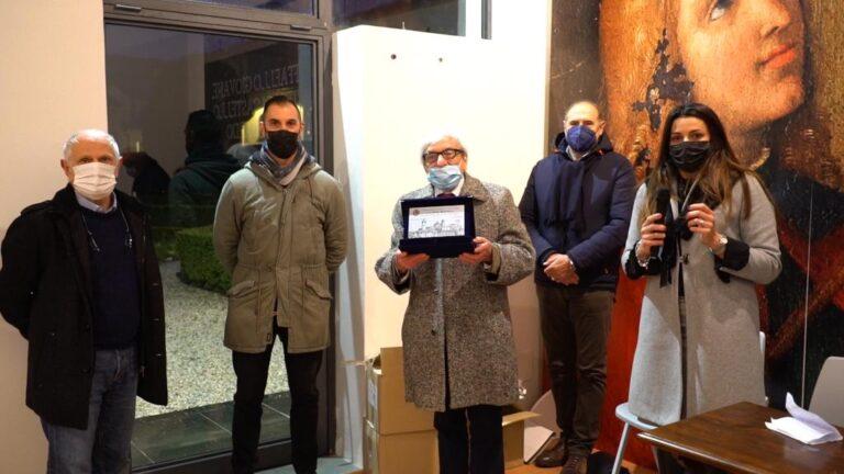 Cantore della storia, delle tradizioni, della vita quotidiana della città e guida creativa della Pinacoteca – Riconoscimento ufficiale a Dino Marinelli