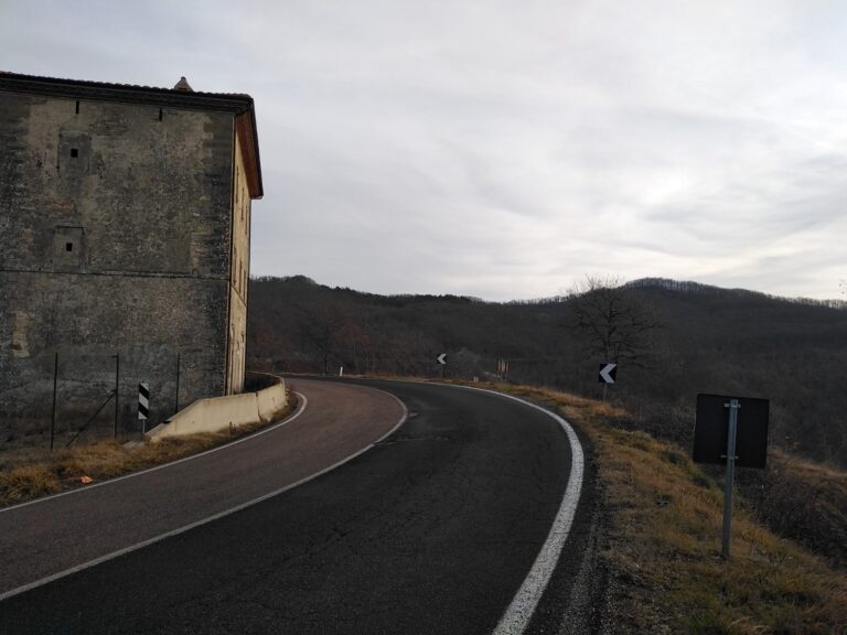 Sicurezza nel lato umbro della 257 apecchiese. Il Consigliere Rossi scrive a Melasecche; “Urgono guardrail in alcuni punti pericolosi”.