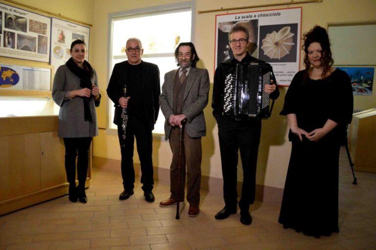 Il concerto delle “conchiglie”: dal palco del teatro ai laboratori e sezioni del museo “Malakos”, il polo scientifico privato più grande d’Europa ha ospitato “per la prima volta” in Italia una inedita performance musicale-artistica con disegni di sabbia e melodie indimenticabili