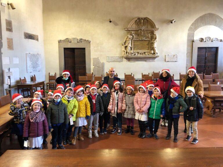 I bambini della scuola della primaria di Riosecco fanno gli auguri alla città – Accolti in comune assieme alle maestre dal sindaco Luca Secondi