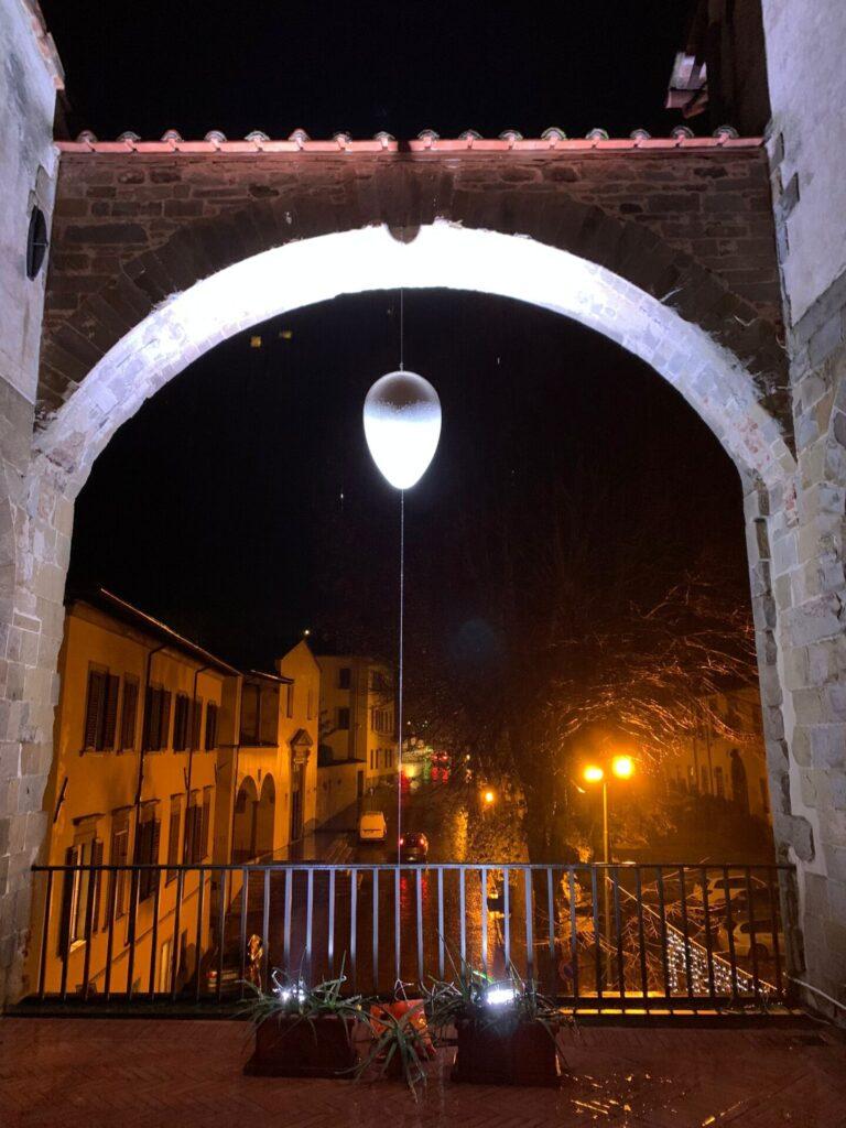 L’uovo di Piero della Francesca “torna” a Sansepolcro. Inaugurata l’istallazione dell’artista Franco Alessandrini all’Arco della Pesa