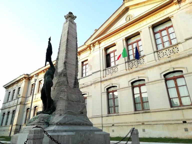 Giornata della Memoria, la facciata della scuola Garibaldi si illumina di rosso per non dimenticare