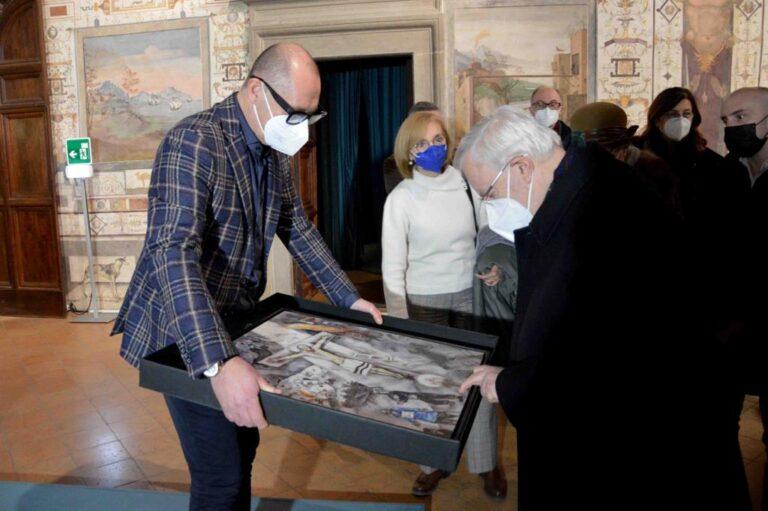 Dopo il Papa anche al Presidente della Cei, cardinale Gualtiero Bassetti è stata consegnata una copia della “Crocifissione Bianca” di Marc Chagall realizzata dalla Bottega Tifernate