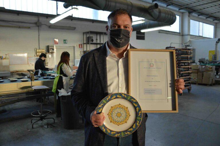 Ceramiche Noi, dopo i premi al Festival di Cannes e alla Luiss ora una linea “inedita” di piatti d’autore con una tecnica speciale ispirata a Raffaello