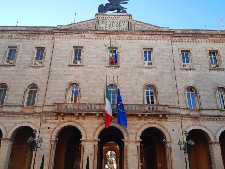 Bandiere a mezz’asta – La Provincia rende omaggio al Presidente del Parlamento europeo David Sassoli