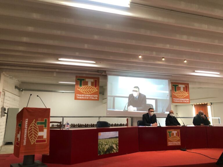 I lavoratori durante l’assemblea hanno presentato un manifesto: “Rischiamo di essere liquidati senza una reale e valida motivazione”