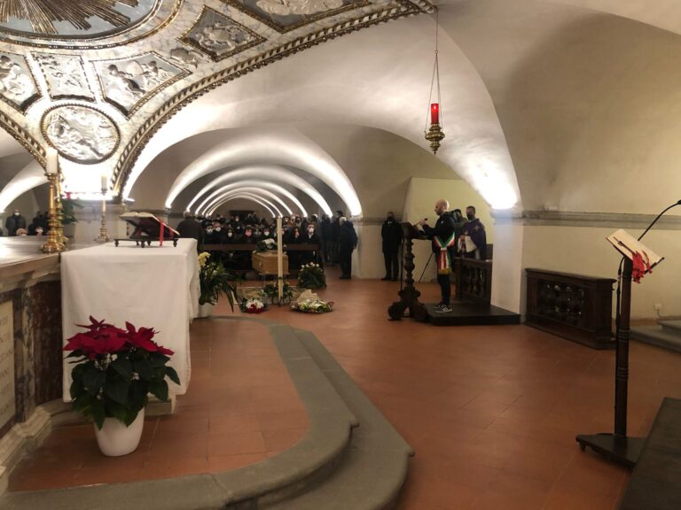 Tanta gente in cattedrale per l’ultimo saluto al professor Polenzani