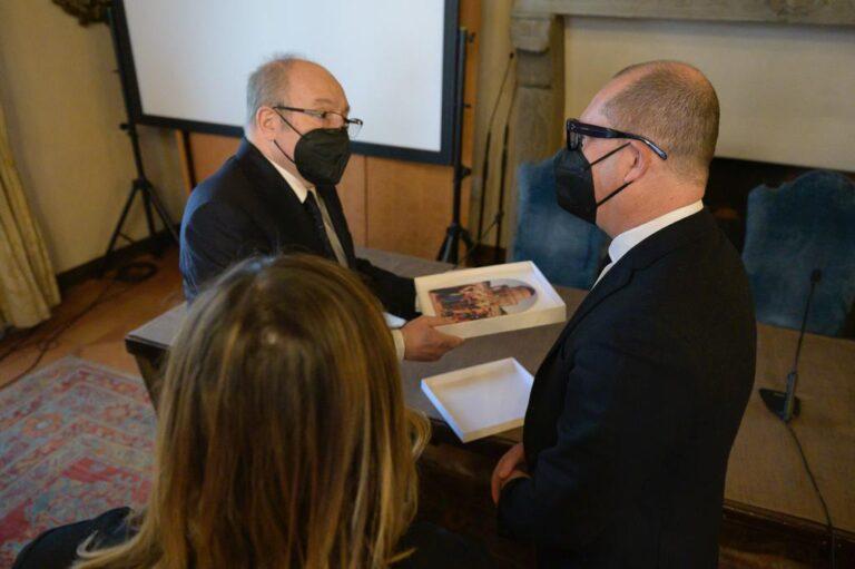 Una copia dello Sposalizio della Vergine realizzata dalla Bottega Tifernate a Carlo Verdone che festeggia 40 anni di “Borotalco” la celebre pellicola che ha segnato in maniera indelebile la storia del cinema