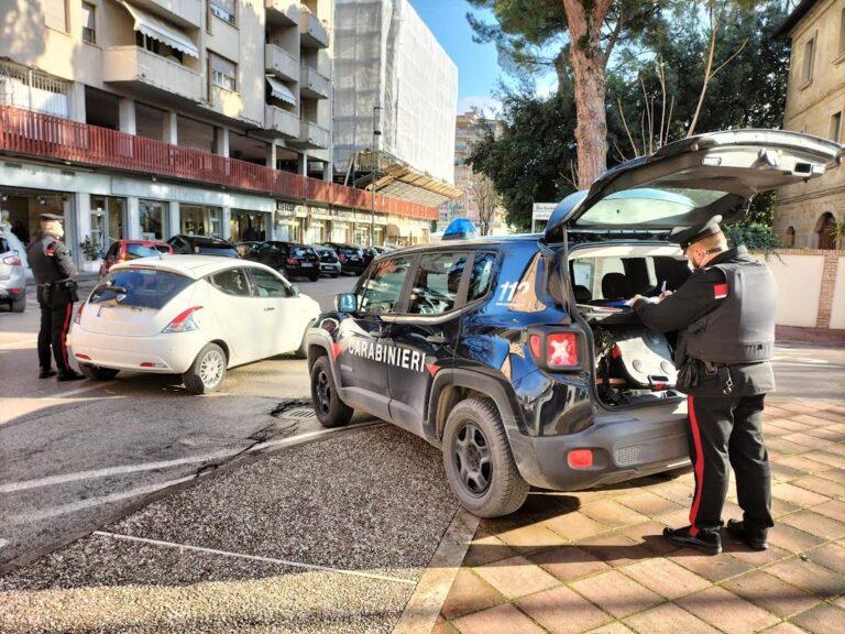 “Chiede un passaggio ma è un pretesto per rubare il cellulare ed estorcere denaro: arrestata dai Carabinieri”