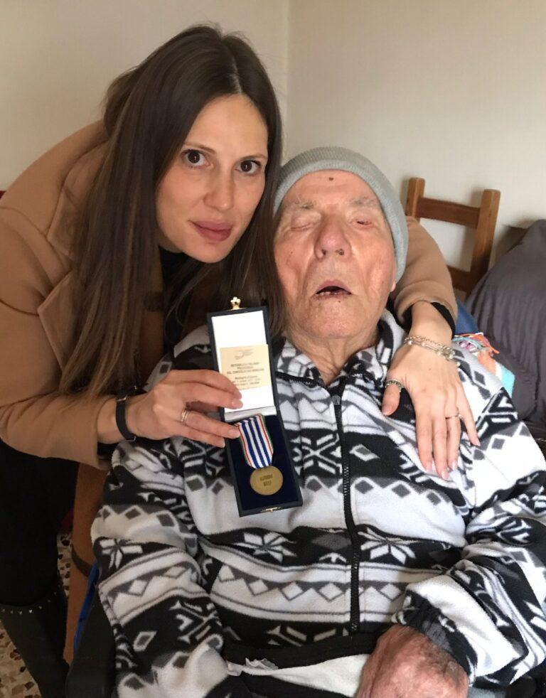 Montone – Il borgo orgoglioso della “Medaglia d’onore” ricevuta da Alfredo Ricci. Riconoscimento consegnato alla nipote Annalisa nel “Giorno della Memoria”