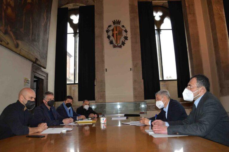 Trasporti, vertice con Busitalia in Comune: priorità agli investimenti del PNRR per l’efficientamento della rete, al terminal integrato ferro-gomma di piazza della Repubblica, al miglioramento dei servizi e della sicurezza degli utenti.