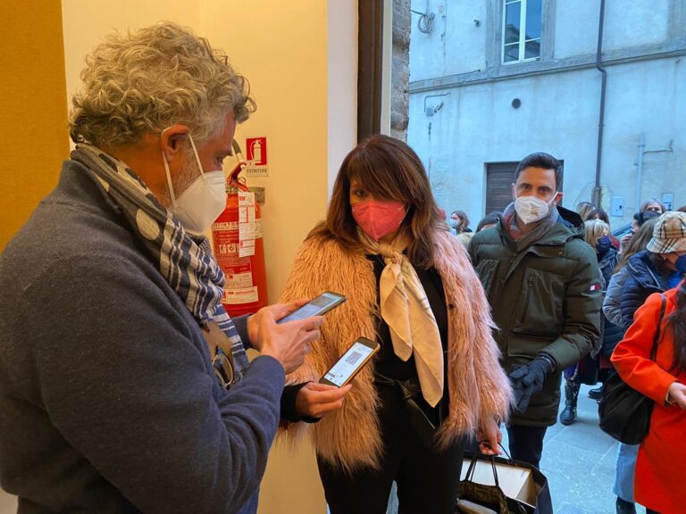 Città di Castello: il popolare attore Enrico Lo Verso controlla il green pass degli spettatori prima dello spettacolo agli Illuminati