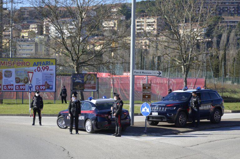 “Si difende a colpi di martello”. Denunciato trentacinquenne