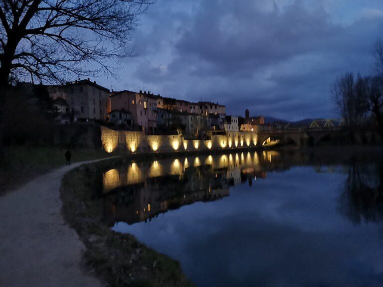 Tornano a illuminarsi le luci delle mura urbiche che si affacciano sul Tevere
