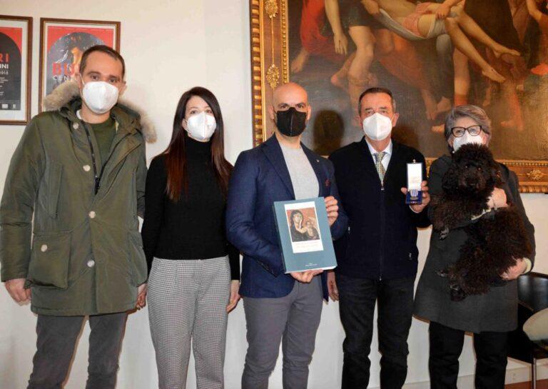 La famiglia di Carlo Rossi, deportato, medaglia d’onore alla memoria ricevuta in comune dal sindaco Luca Secondi
