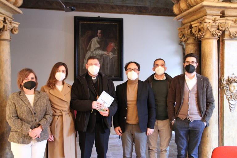 Visita del vescovo di Gubbio Monsignor Luciano Paolucci Bedini in Comune, i giovani e la loro crescita al centro dell’incontro