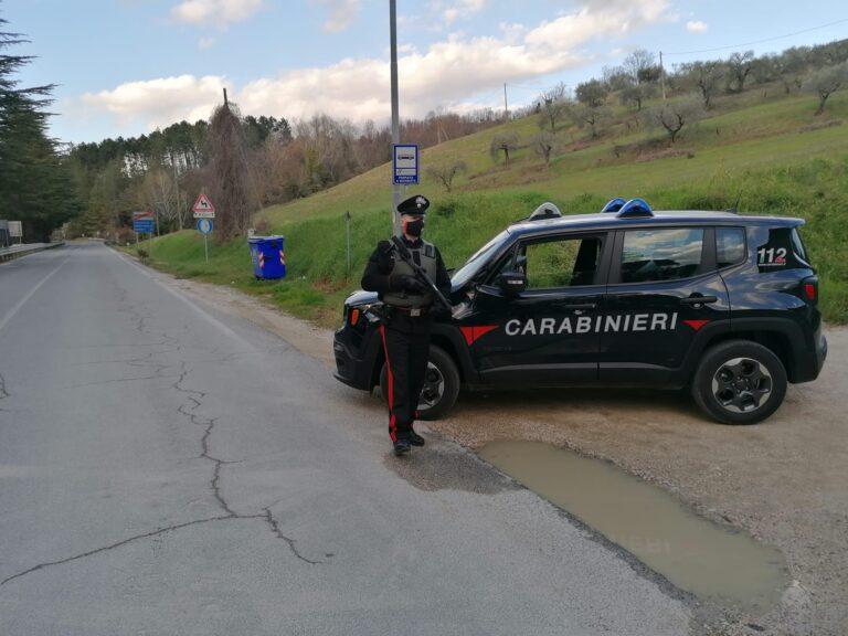 Evade dai domiciliari e aggredisce un passante denunciato dai Carabinieri