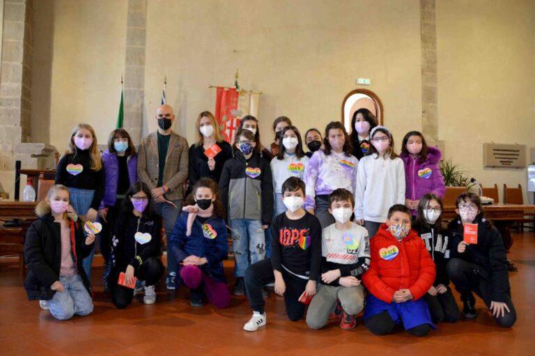 I bambini alla scoperta della vita pubblica e privata del sindaco Luca Secondi: stamattina l’incontro in Comune con le “sentinelle civiche” della 5^B della scuola primaria la Tina