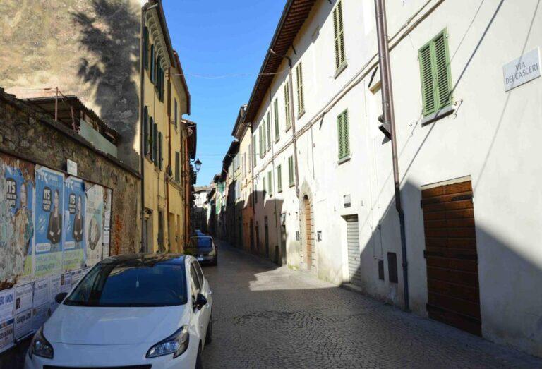 “Per il rifacimento di via dei Casceri chiederemo un finanziamento ministeriale da 600 mila euro”. L’assessore ai Lavori Pubblici Riccardo Carletti risponde in consiglio comunale all’interrogazione di Massimo Minciotti e Maria Grazia Giorgi (Pd)