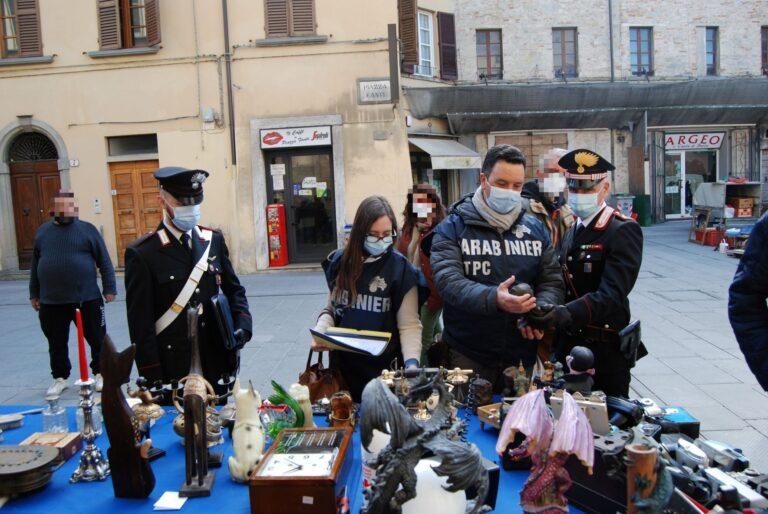 Carabinieri impegnati a Retro’ per verificare la legittima provenienza della merce esposta, nessuna anomalia riscontrata