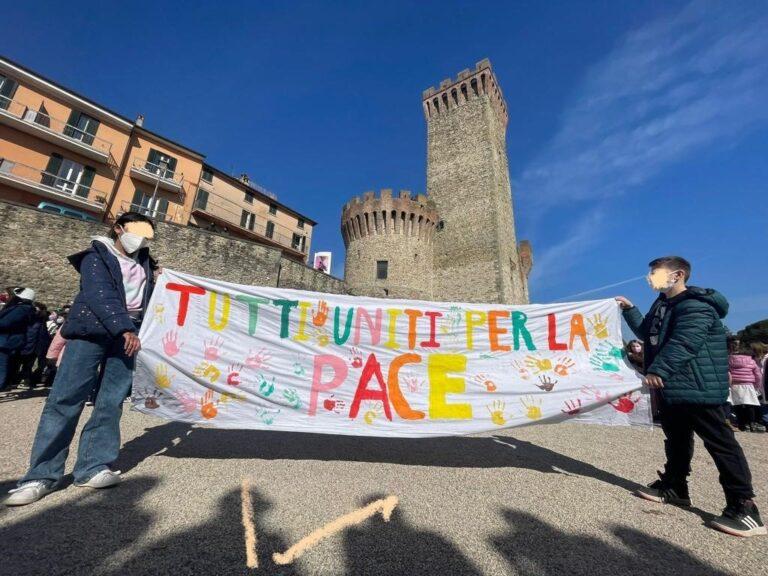Flash Mob delle scuole per la Pace in Ucraina, il plauso del sindaco Carizia all’iniziativa 