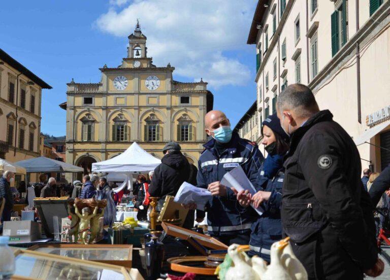 Successo di pubblico per il ritorno di Retrò con la nuova formula: oltre 100 espositori e negozi aperti ieri nel centro storico di Città di Castello.