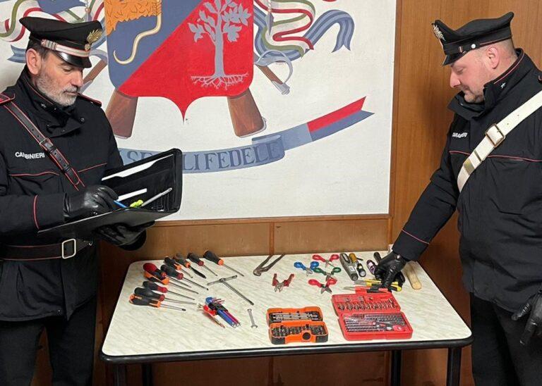 Carabinieri sequestrano attrezzature ed arnesi da scasso. Scatta la denuncia per due italiani con precedenti