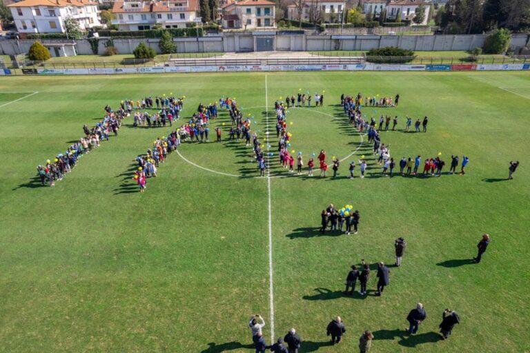 Centinaia di palloncini gialli-azzurri si sono levati in cielo con appesi bigliettini di “stop alla guerra” scritti dai bambini, in russo ed ucraino